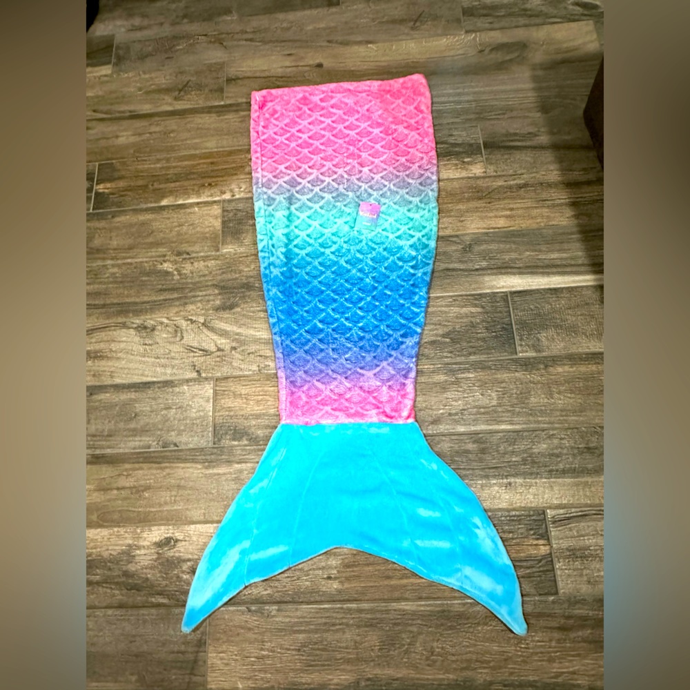 NWT Kids Mermaid Tail Blanket~flannel. Rainbow Hombre